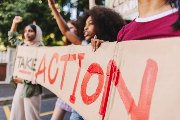 jugendliche, die gegen den klimawandel vorgehen - klimaschutz stock-fotos und bilder