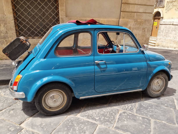 antiguo fiat 500 azul con maleta en la calle medieval italiana - sicily fiat old car fotografías e imágenes de stock
