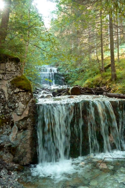 wodospad na górskiej wycieczce pieszej na górę tegelberg, bawaria, niemcy - sauling zdjęcia i obrazy z banku zdjęć