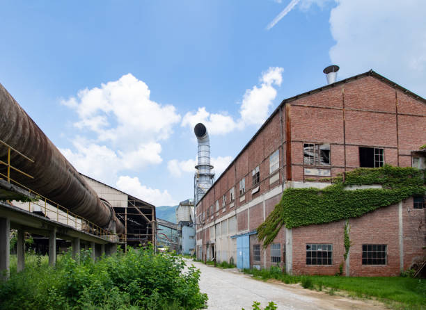 vecchio muro e fabbrica - industrial district foto e immagini stock