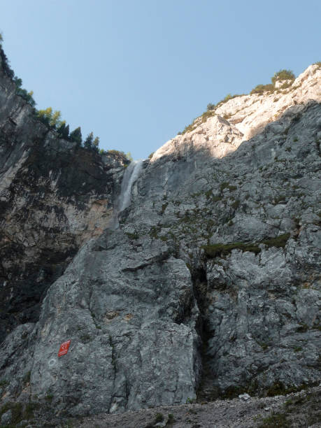 via ferrata al lago di alta montagna seebensee, zugspitze, tirolo, austria - zugspitze mountain tirol lermoos ehrwald foto e immagini stock