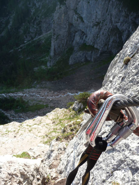 via ferrata at high mountain lake seebensee, zugspitze mountain, tyrol, austria - zugspitze mountain tirol lermoos ehrwald imagens e fotografias de stock