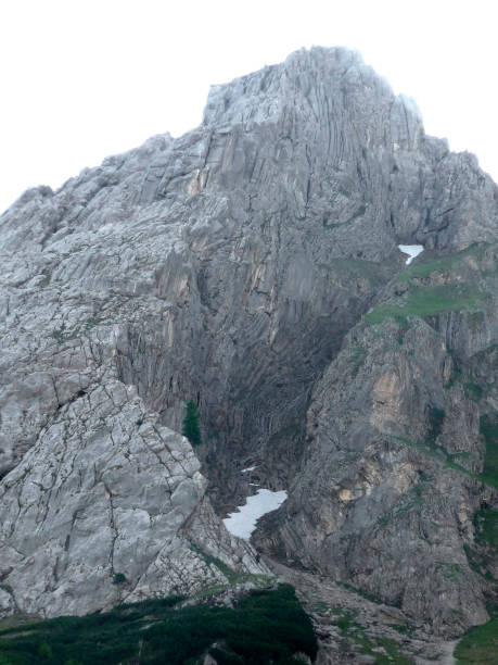 via ferrata al lago di alta montagna seebensee, zugspitze, tirolo, austria - zugspitze mountain tirol lermoos ehrwald foto e immagini stock