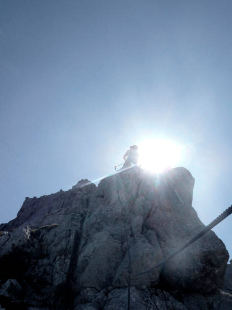 via ferrata at high mountain lake seebensee, zugspitze mountain, tyrol, austria - zugspitze mountain tirol lermoos ehrwald imagens e fotografias de stock