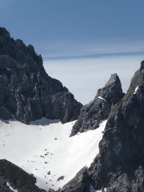 via ferrata no alto lago seebensee, montanha zugspitze, tirol, áustria - zugspitze mountain tirol lermoos ehrwald - fotografias e filmes do acervo