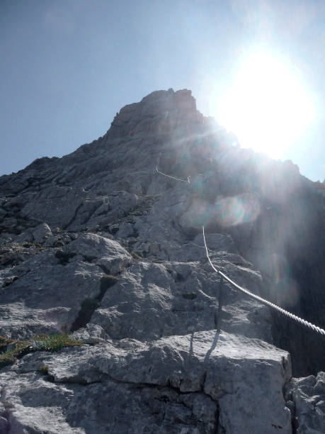 via ferrata at high mountain lake seebensee, zugspitze mountain, tyrol, austria - zugspitze mountain tirol lermoos ehrwald imagens e fotografias de stock