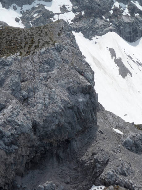 높은 산 호수 seebensee, zugspitze 산, tyrol, 오스트리아에서 페라타를 통해 - zugspitze mountain tirol lermoos ehrwald 뉴스 사진 이미지