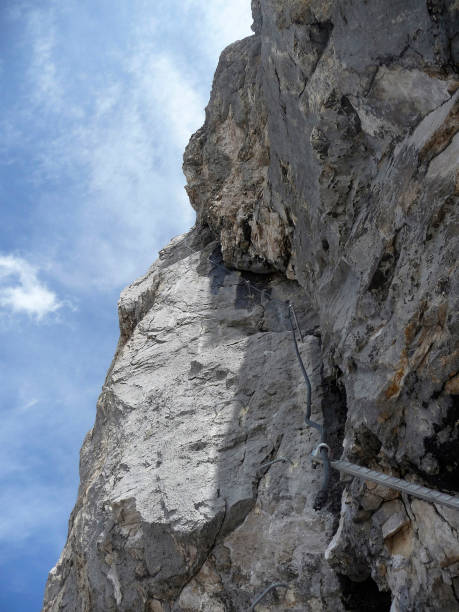 via ferrata at high mountain lake seebensee, zugspitze mountain, tyrol, austria - zugspitze mountain tirol lermoos ehrwald imagens e fotografias de stock