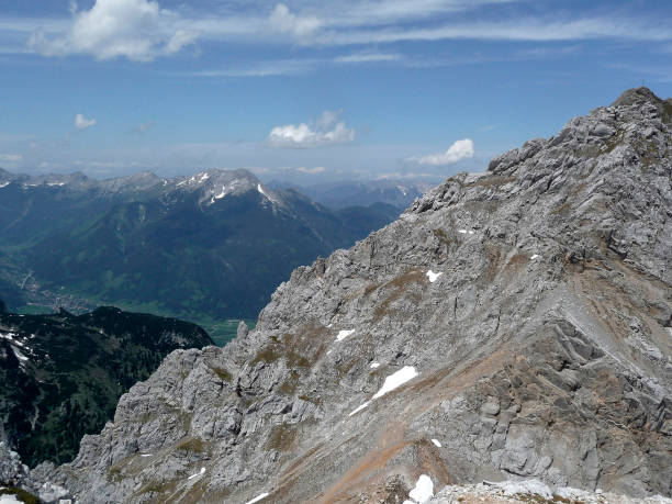 via ferrata at high mountain lake seebensee, zugspitze mountain, tyrol, austria - zugspitze mountain tirol lermoos ehrwald imagens e fotografias de stock