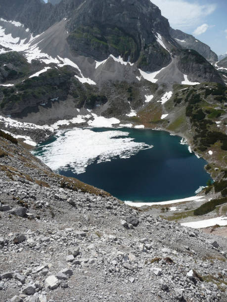 via ferrata at high mountain lake seebensee, zugspitze mountain, tyrol, austria - zugspitze mountain tirol lermoos ehrwald imagens e fotografias de stock