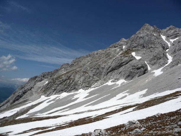 via ferrata al lago di alta montagna seebensee, zugspitze, tirolo, austria - zugspitze mountain tirol lermoos ehrwald foto e immagini stock