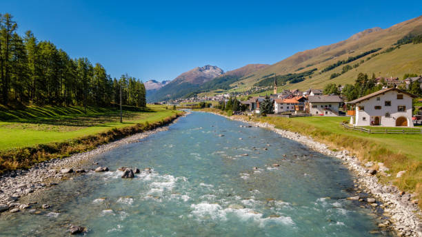 das dorf s-chanf im oberengadin (graubünden, schweiz) - engadine alps landscape autumn european alps stock-fotos und bilder