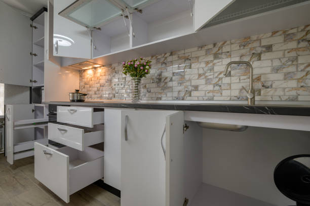 ドアが開いたモダンなトレンディな白いキッチンのための改装されたインテリア - blinds showroom decor home improvement ストックフォトと画像