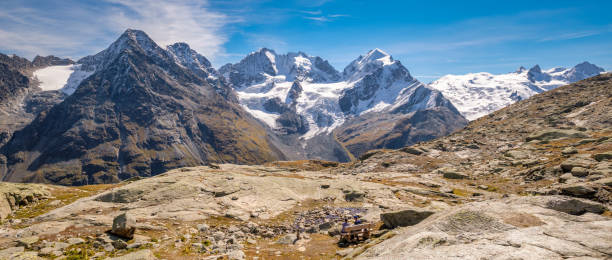 フオルクラ・スールレイの峠の素晴らしい風景(スイス) - engadine graubunden canton piz bernina corvatsch ストックフォトと画像