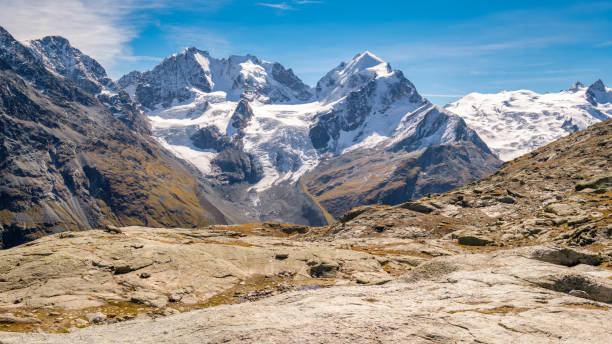 フオルクラ�・スールレイの峠の素晴らしい風景(スイス) - engadine graubunden canton piz bernina corvatsch ストックフォトと画像