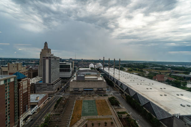 центр города канзас-сити - kansas kansas city missouri city skyline стоковые фото и изображения