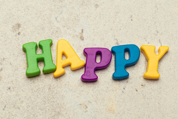 słowo happy napisane kolorowymi plastikowymi literami z bliska - happy group zdjęcia i obrazy z banku zdjęć