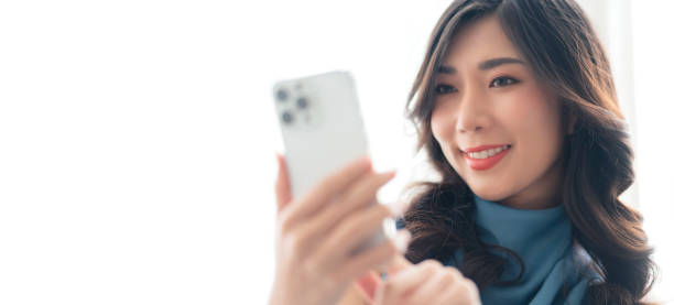 asian female gesture funny video calling to her friend with cheerful happiness conversation,asia woman using smartphone conversation while face expression hand gesture sign alright ok on sofa gesto femenino asiático divertido videollamada a su amiga con alegre conversación de felicidad, mujer asiática usando conversación de teléfono inteligente mientras la expresión de la cara signo de gesto de la mano está bien ok en el sofá