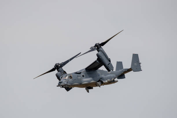 v-22 osprey passa voando - v22 - fotografias e filmes do acervo