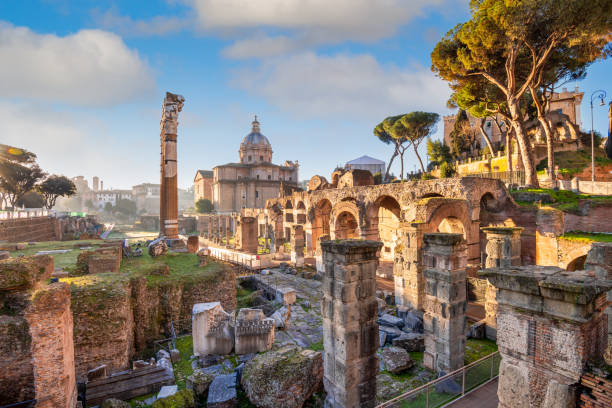 rzym, włochy na foro di cesare - ancient rome zdjęcia i obrazy z banku zdjęć