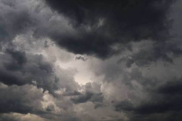 cielo gris nublado antes de la lluvia - dramatic sky fotografías e imágenes de stock