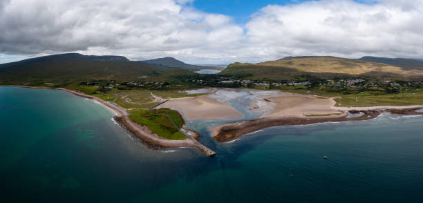 panorama paesaggistico del villaggio e del porto di mulranny nella contea di mayo dell'irlanda occidentale - republic of ireland mayo road lake foto e immagini stock