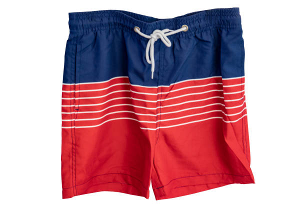 shorts pour hommes isolés. pantalon court élégant tendance avec ruban blanc pour nager isolé sur fond blanc. pantalon court rouge à la mode. maillots de bain pour homme. - swimming trunks shorts swimming shorts clothing photos et images de collection