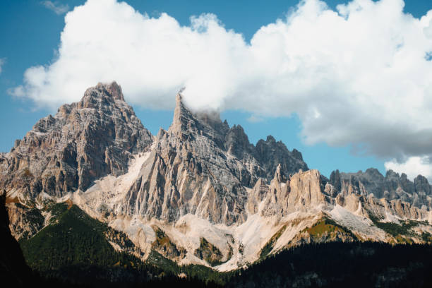 istock Scenic view of mountain cliffs on a sunny day 1410869740