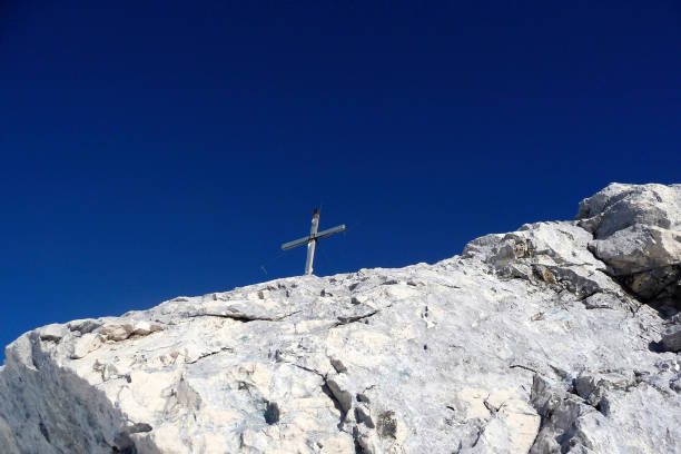 istock Summit cross Pleisenspitze mountain,  Karwendel, Austria, wintertime 1410872474