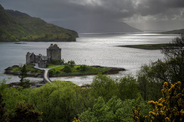 Eilean Donan Castle - Scotland - Highlands Elean Donan Castle, a castle in the highlands from Scotland. The caste ist known from movies like Highlander or James Bond. scottish highlands castle stock pictures, royalty-free photos & images
