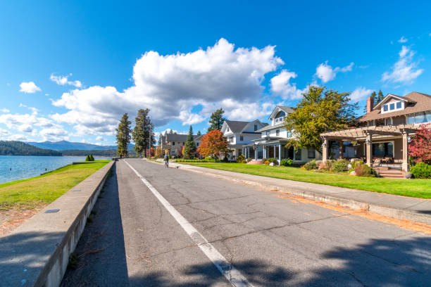 maisons de luxe en face du lac dans la communauté de montagne rurale de coeur d’alene, idaho. le quartier de fort grounds est un quartier historique à côté de la plage, du parc et de la station balnéaire de la ville. - dalene photos et images de collection