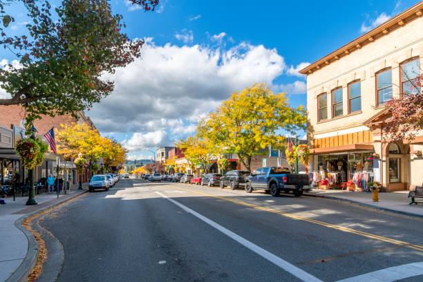 Sherman Avenue, the main street of shops and cafes through the lakeside small town of Coeur d'Alene, Idaho, in the Idaho panhandle at autumn. Sherman Avenue, the main street of shops and cafes through the lakeside small town of Coeur d'Alene, Idaho, in the Idaho panhandle at autumn. choeur stock pictures, royalty-free photos & images