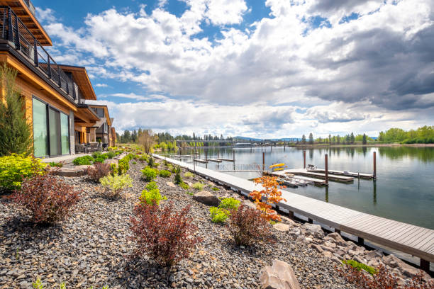 casas à beira-mar de luxo com deslizamentos de barcos e docas ao longo do rio spokane na cidade rural de coeur d'alene, idaho, na região de idaho panhandle. - dalene - fotografias e filmes do acervo