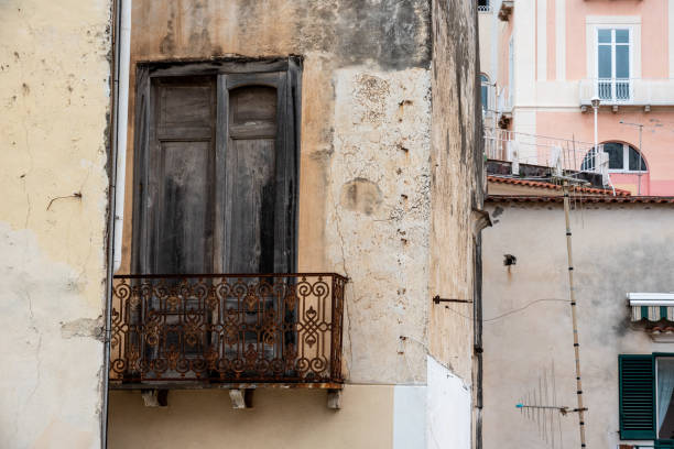 casas tradicionales italianas en la ciudad de atrani en la costa de amalfi - wood shutter rusty rust fotografías e imágenes de stock