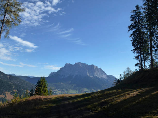 プレイシュピッツェ山へのハイキング ツアー、ツークシュピッツェの山の景色、チロル、オーストリア - autumn panoramic lech valley landscape ストックフォトと画像