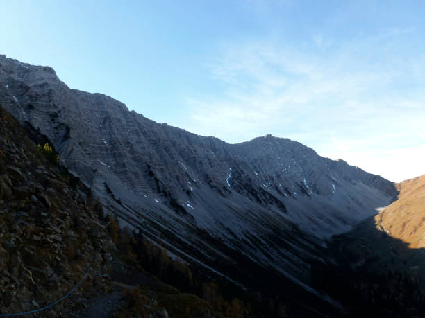 ガートナーワンド山、プレイシュピッツェ山へのハイキング ツアー、チロル、オーストリア - autumn panoramic lech valley landscape ストックフォトと画像