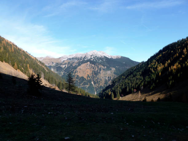 プレイシュピッツェ山へのハイキング ツアー、チロル、オーストリア - autumn panoramic lech valley landscape ストックフォトと画像