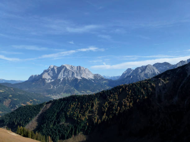 プレイシュピッツェ山へのハイキング ツアー、ツークシュピッツェの山の景色、チロル、オーストリア - autumn panoramic lech valley landscape ストックフォトと画像