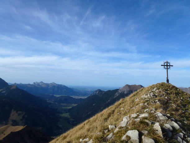 プレイシュピッツェ山の頂上交差点、チロル、オーストリア - autumn panoramic lech valley landscape ストックフォトと画像