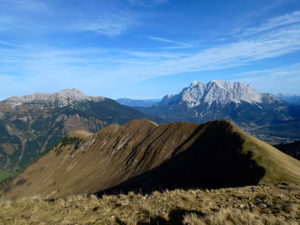 プレイシュピッツェ山へのハイキング ツアー、ツークシュピッツェの山の景色、チロル、オーストリア - autumn panoramic lech valley landscape ストックフォトと画像