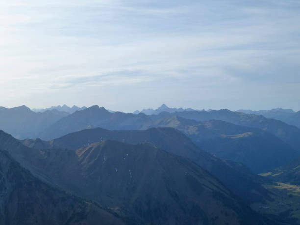 プレイシュピッツェ山へのハイキング ツアー、チロル、オーストリア - autumn panoramic lech valley landscape ストックフォトと画像