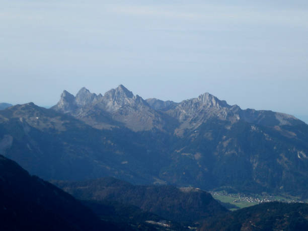 プレイシュピッツェ山へのハイキング ツアー、チロル、オーストリア - autumn panoramic lech valley landscape ストックフォトと画像