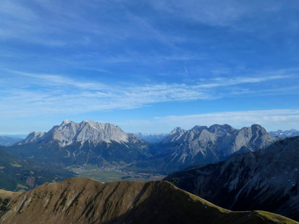 プレイシュピッツェ山へのハイキング ツアー、ツークシュピッツェの山の景色、チロル、オーストリア - autumn panoramic lech valley landscape ストックフォトと画像
