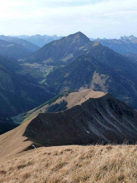 プレイシュピッツェ山へのハイキング ツアー、�チロル、オーストリア - autumn panoramic lech valley landscape ストックフォトと画像