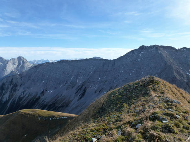 ガートナーワンド山、プレイシュピッツェ山へのハイキング ツアー、チロル、オーストリア - autumn panoramic lech valley landscape ストックフォトと画像