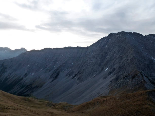 ガートナーワンド山、プレイシュピッツェ山へのハイキング ツアー、チロル、オーストリア - autumn panoramic lech valley landscape ストックフォトと画像