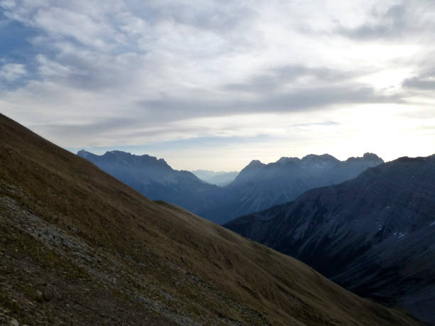 プレイシュ��ピッツェ山へのハイキング ツアー、チロル、オーストリア - autumn panoramic lech valley landscape ストックフォトと画像