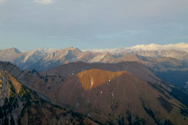 プレイシュピッツェ山へのハイキング ツアー、チロル、オーストリア - autumn panoramic lech valley landscape ストックフォトと画像