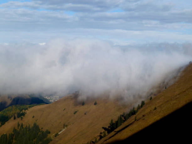 プレイシュピッツェ山へのハイキング ツアー、チロル、オーストリア - autumn panoramic lech valley landscape ストックフォトと画像