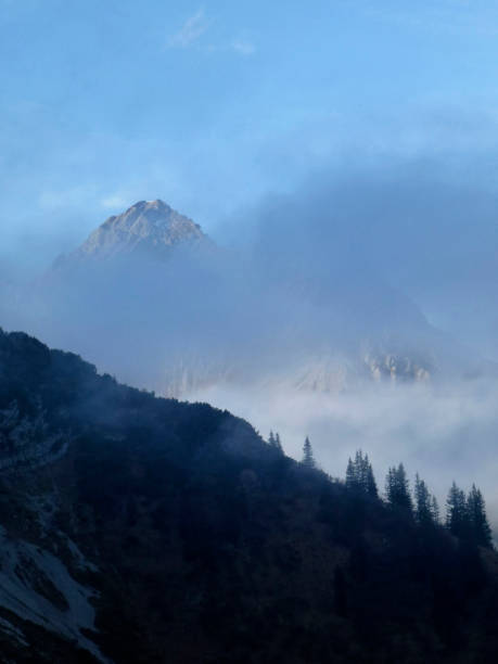 プレイシュピッツェ山へのハイキング ツアー、チロル、オーストリア - autumn panoramic lech valley landscape ストックフォトと画像